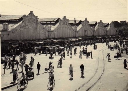 Đường xe điện chạy từ Hàng Khoai qua trước cửa chợ Đồng Xuân.